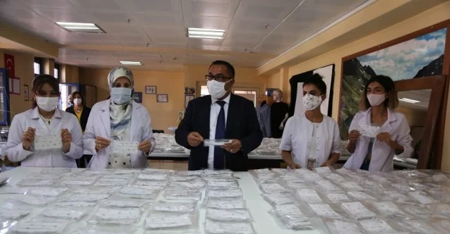 Halk eğitim merkezleri Tunceli’de öğrenciler için maske üretimini yoğunlaştırdı
