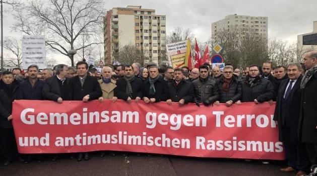 Hanau’da binlerce kişi ırkçı terör saldırısına karşı bir araya geldi