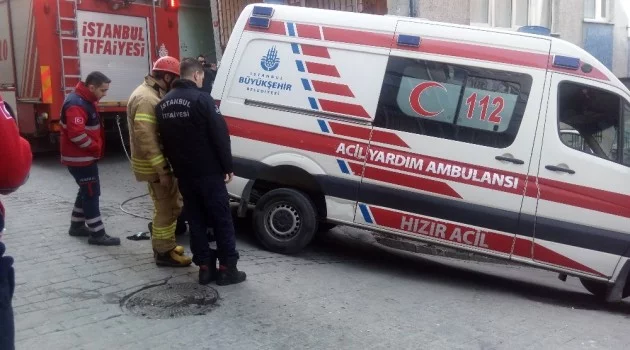 Hasta almaya giden ambulans dar sokakta mahsur kaldı