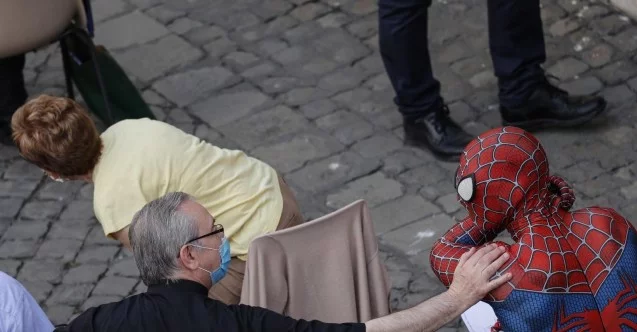 Hasta çocukların kahramanı Örümcek Adam, Papa ile görüştü
