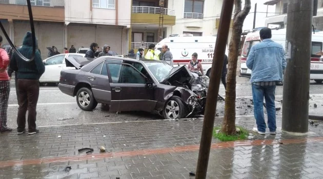 Hatay’da iki otomobil kafa kafaya çarpıştı: 5 yaralı
