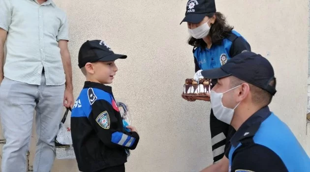 Hayali polislik olan küçük çocuğa, polislerden sürpriz doğum günü kutlaması