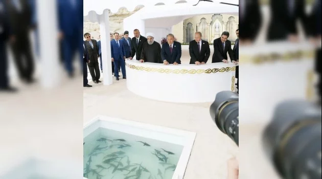 Hazar Zirvesi’ne katılan devlet başkanları Hazar Denizi’ne balık bıraktı