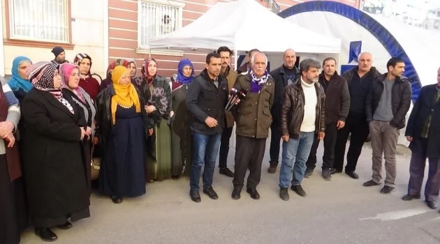 HDP önündeki ailelerden Elazığ’a yardım çağrısı: "Çadırımızı göndermeye ve çalışmalara katılmaya hazırız"