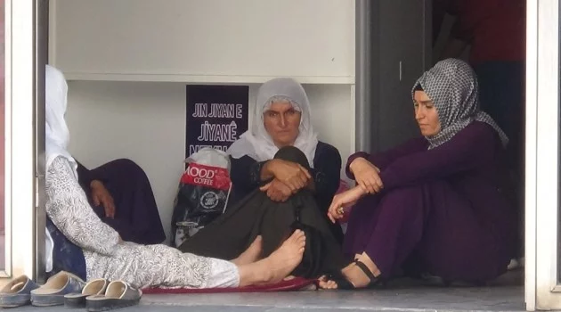 HDP’liler tarafından oğlunun dağa kaçırıldığını öne süren annenin, oturma eylemi sürüyor