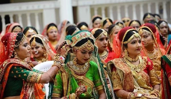 Hindistan'da iş adamı 271 çifti tek törende evlendirdi