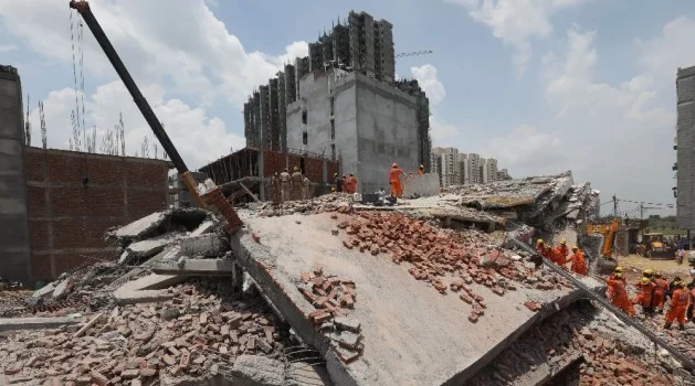 Hindistan’da çöken binada ölü sayısı 9’a yükseldi