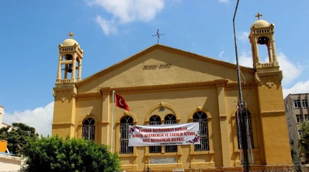 Hıristiyanlar Kurban Bayramı’nı kiliseye pankart asarak kutladı