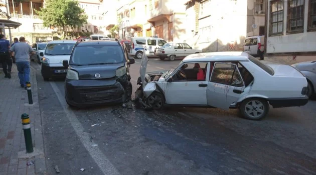 Bursa'da iki araç kafa kafaya çarpıştı: 3 yaralı