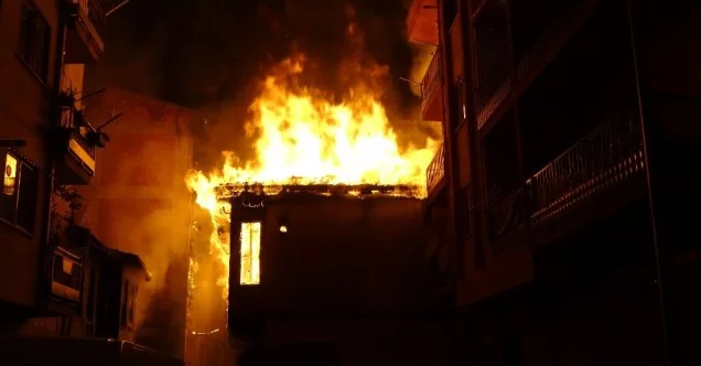 İki katlı iki metruk binada çıkan yangın mahalleliyi korkuttu