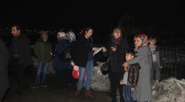 İran sınırındaki deprem Vanlıları korkuttu, vatandaşlar dışarı çıktı