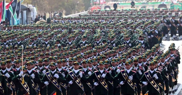 İran’da askeri geçit töreni düzenlendi