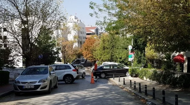 İran’ın Ankara Büyükelçiliğinin bulunduğu sokakta bomba ihbarı yapıldı. Polis elçilik çevresinde önlem aldı.