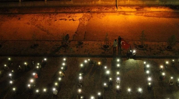 Işıklarla Kudüs yazısı yazarak İsrail’i protesto ettiler