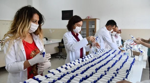 Isparta’da öğretmenler LGS için el dezenfektanı üretiyor