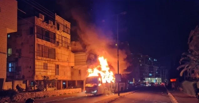 İsrail’de Covid-19 tedbirlerine karşı çıkan Haredi Yahudileri otobüsü ateşe verdi