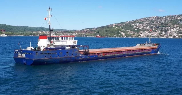 İstanbul Boğazı’nda arızalanan kuru yük gemisi, korkuttu