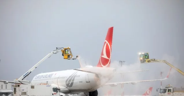 İstanbul Havalimanı’nda uçaklara buz ve dona karşı de-icing işlemi uygulanıyor
