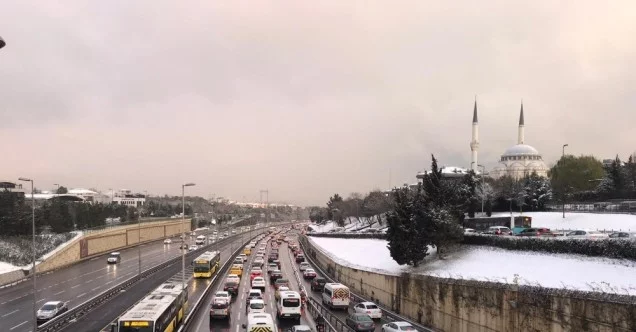 İstanbul’da 56 saatlik kısıtlama sonrası 15 Temmuz Şehitler Köprüsü’nde trafik yoğunluğu