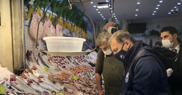 İstanbul’da balık tezgahlarında hamsi boylarına denetim