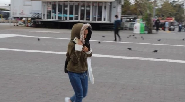 İstanbul’da şiddetli rüzgar vatandaşlara zor anlar yaşattı