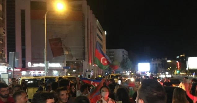 İstanbul’da vatandaşlar Ermenistan’ı kınayarak Azerbaycan’a destekte bulundu