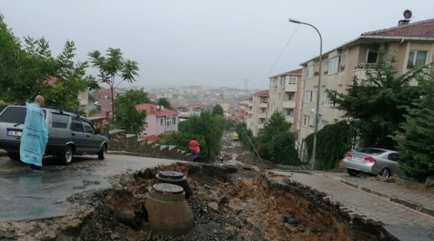 İstanbul’da yoğun yağış sonrası yol çöktü