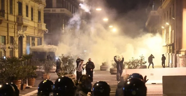 İtalya’da sokağa çıkma yasağı protesto edildi