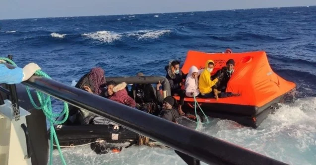 İzmir açıklarında Yunun unsurlarınca geri itilen 31 düzensiz göçmen kurtarıldı