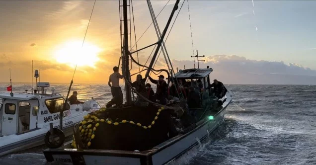 İzmir Körfezi’nde kaçak avcı operasyonu: Balıkçı teknesi kaçtı, ekipler kovaladı