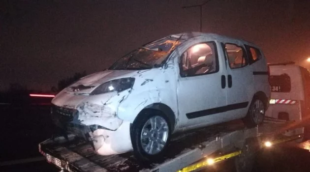 İzmir’de bariyerlere çarpan hafif ticari araç takla attı: 2 yaralı