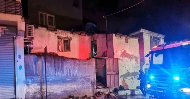 İzmir’de faciadan dönüldü: Evin çatısı çöktü, 1 kişi yaralı kurtarıldı