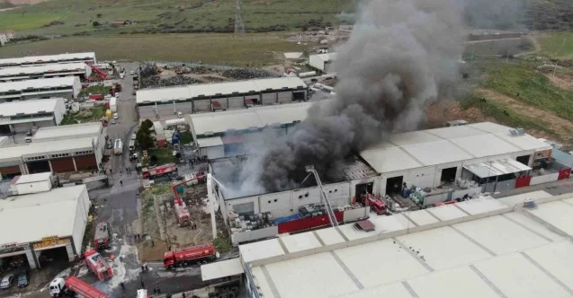 İzmir’de geri dönüşüm tesisindeki yangın 2 saat sonra kontrol altında