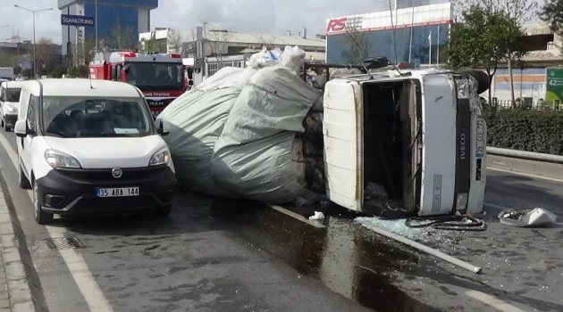 İzmir’de hurda yüklü kamyon devrildi: 1 yaralı