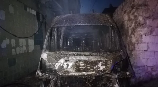 İzmir’de kundaklandığı ileri sürülen servis minibüsü yanarak küle döndü