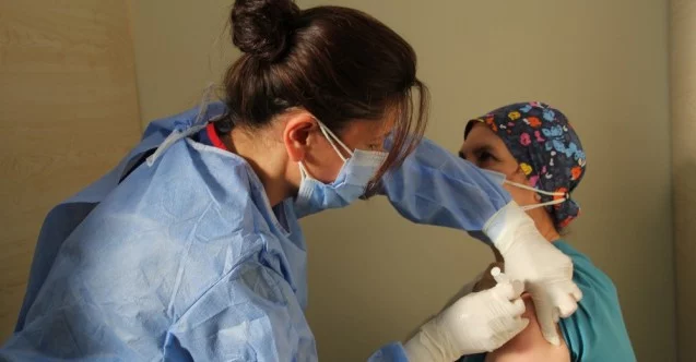 İzmir’de sağlık çalışanları ilk aşıyı oldu