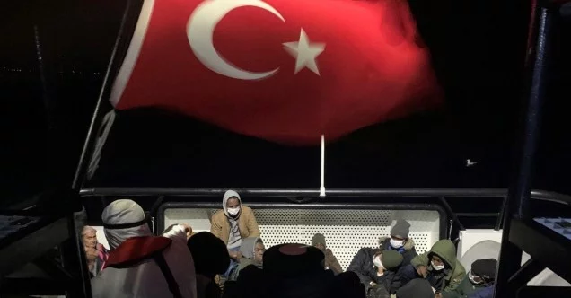 İzmir’de Türk kara sularına geri itilen 274 düzensiz göçmen kurtarıldı