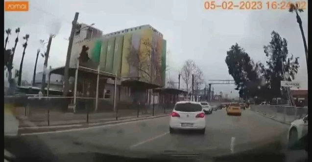 İzmir’deki ağaç devrilmeleri ve çatı uçmaları kamerada