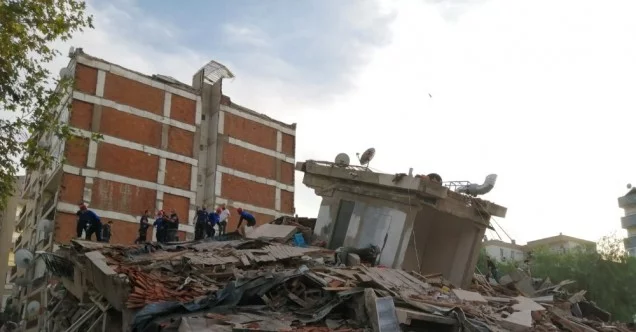 İzmir’deki depremde yıkılan binadan 7 kişi kurtarıldı