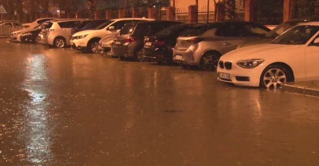 İzmir’i sağanak ve fırtına vurdu: Caddeler göle döndü, ağaçlar devrildi