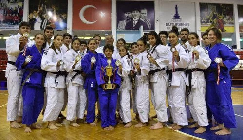 İzmirli judocular Zafer Kupası'nda 17 madalyayla birinci oldu