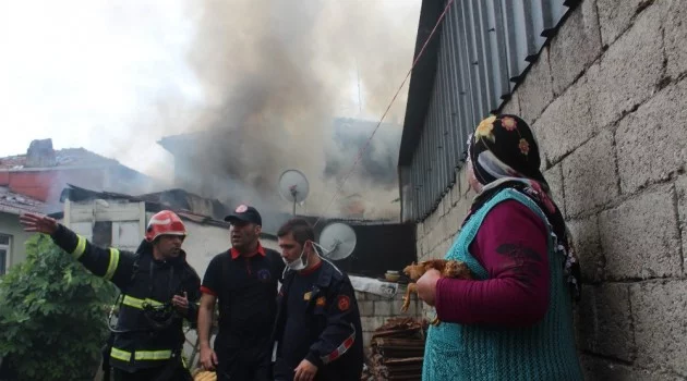 İzmit’teki yangında evsiz kalan 3 aile barınma merkezine yerleştirildi
