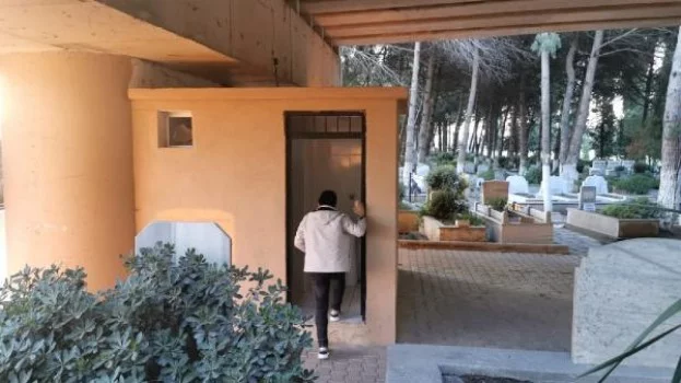 İznik'te türbe ile mezarlık tuvaletinin kapıları çalındı