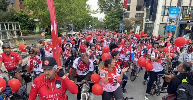 Kadıköy’de ’19 Mayıs Gençlik Şöleni’ bisiklet turu ile renkli görüntüler oluşturdu