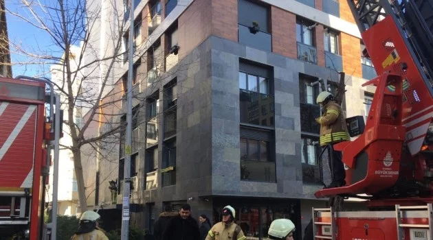 Kadıköy’de 9 katlı apartmanda yangın paniği