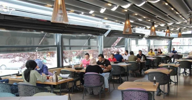 Kafe ve restoranlara vatandaşlar yoğun ilgi gösteriyor