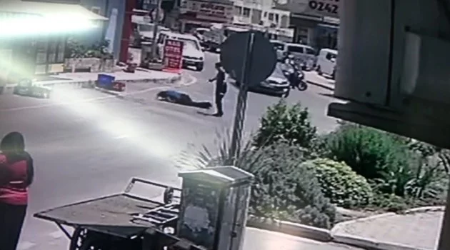 Kahraman polisin saldırganı etkisiz hale getirmesi kameralara yansıdı