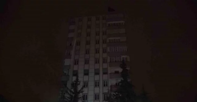 Kahramanmaraş’ta 11 katlı ağır hasarlı bina sallandı, ekipler alarma geçti