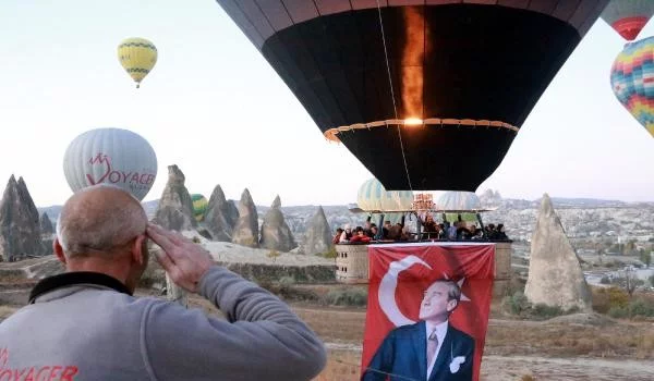 Kapadokya'da balonlar, Atatürk posterleriyle havalandı