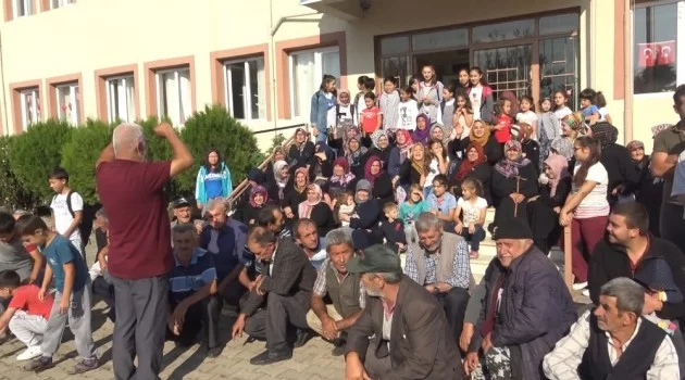 Bursa'da kapatılan okulun önünde velilerden oturma eylemi